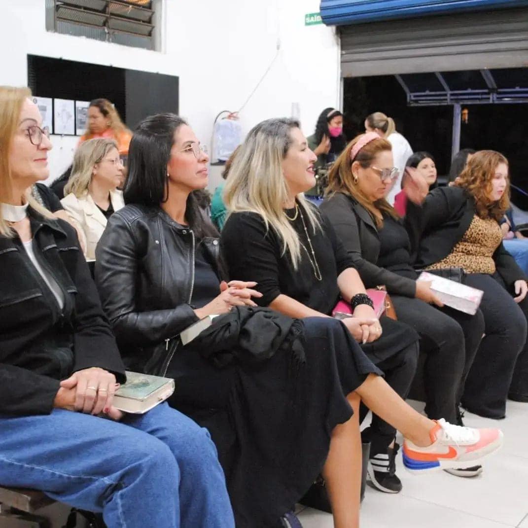 Lançamento revista Mulheres de Honra - Varias mulheres sentadas