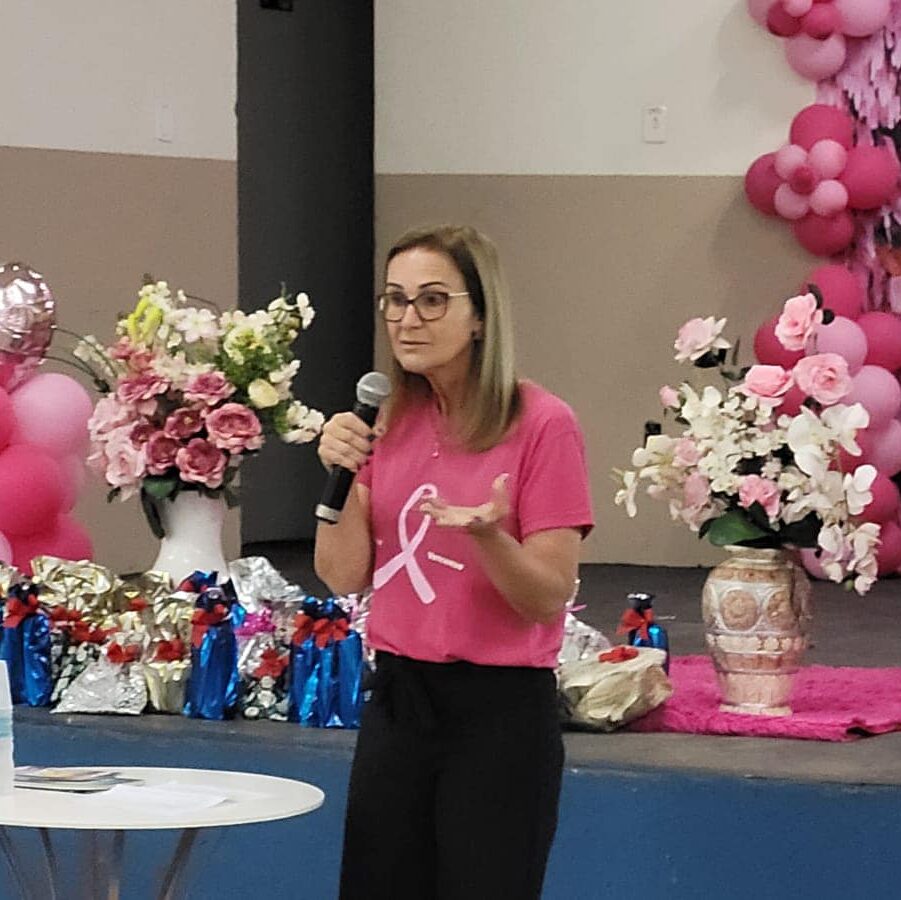 Foto de Beth Berbel palestrando em lançamento da revista